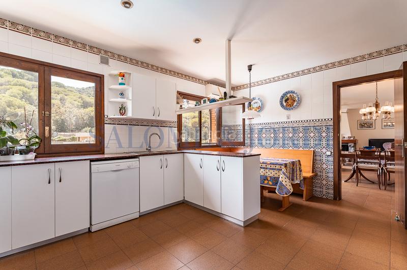 Foto 3fbbd288-2ebb-45c4-83e6-6ae776d2d146. Maison avec cheminée chauffage parking piscine dans Argentona