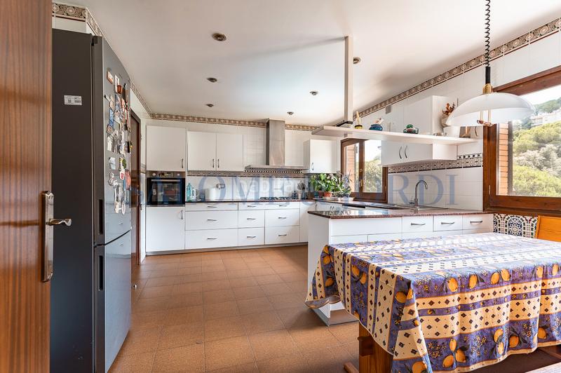 Foto 7a19dcff-d7f2-4008-a983-02920920fc8e. Maison avec cheminée chauffage parking piscine dans Argentona