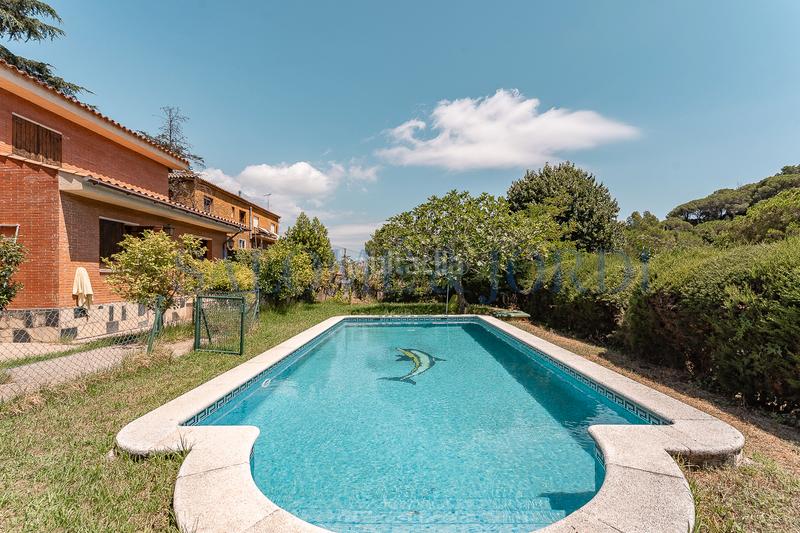 Foto c491af5a-d717-4ff0-8844-b333379810b1. Maison avec cheminée chauffage parking piscine dans Argentona