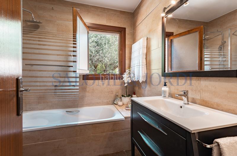 Foto ec5ba843-8431-475b-9be6-29d602eadbab. Maison avec cheminée chauffage parking piscine dans Argentona