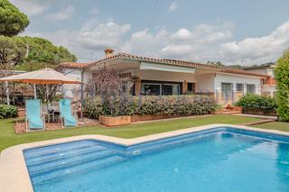 Casa  Carrer rosers. Casa de una sola planta en parcela totalmente llana en cabrils