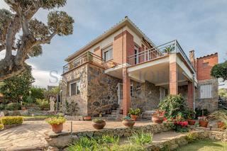 Casa en Cabrils. Casa muy bien ubicada y con vistas al mar en cabrils