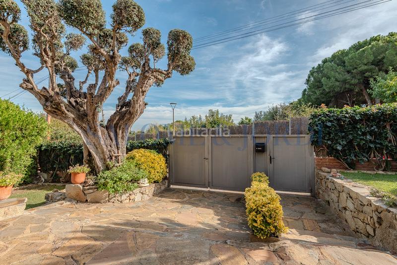 Foto 8abc32f2-576c-453a-a972-404bc9b7f66f. Casa  muy bien ubicada y con vistas al mar en Cabrils