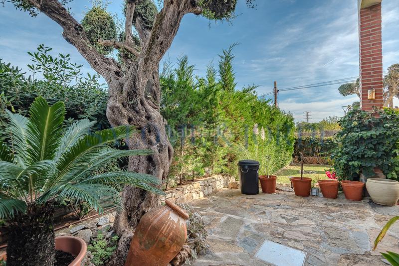 Foto f93f7901-f8b9-4a36-88fd-9cf022db8e97. Casa  muy bien ubicada y con vistas al mar en Cabrils