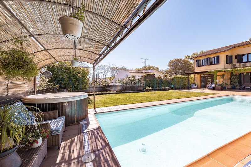 Foto b5cefe3e-bf75-409c-94bf-3aba10e0d9d3. Haus mit kamin heizung parking pool in Nucli Urbà Argentona