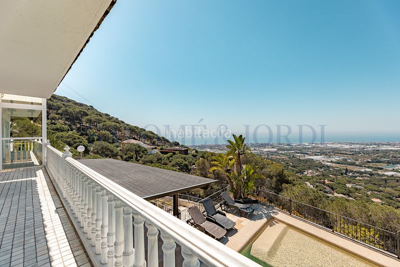 Foto a32fc781-3624-4053-806f-d80493397878. Casa amb xemeneia calefacció aparcament piscina a Cabrils