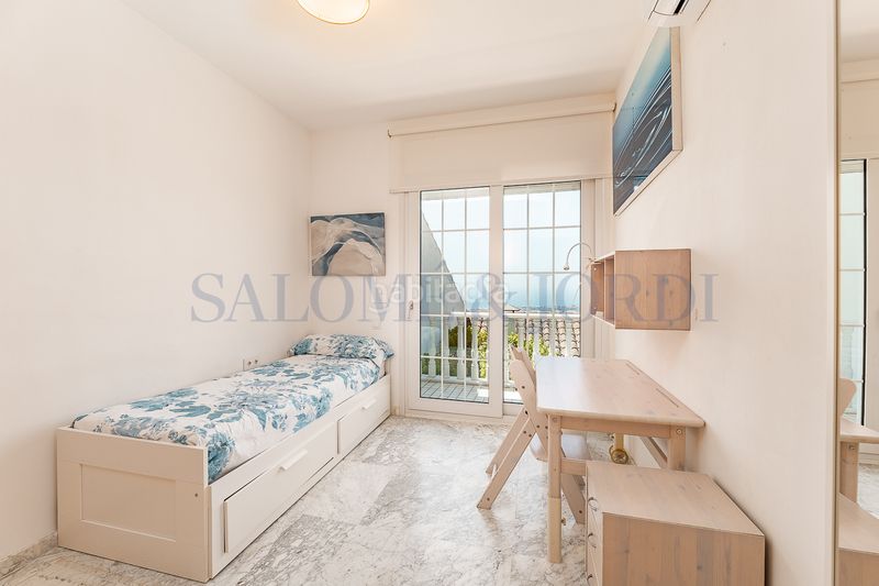 Foto b696bd1a-5f4e-4a42-b1b7-0753fd8e24f0. Casa amb xemeneia calefacció aparcament piscina a Cabrils