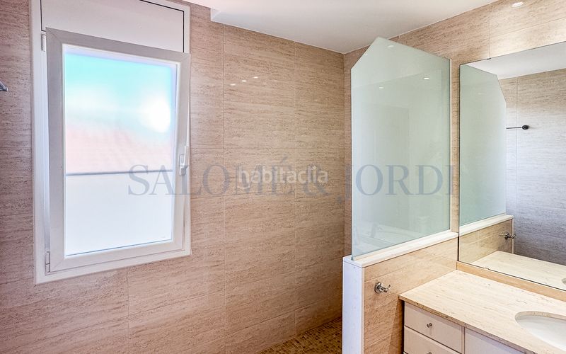 Foto 0d534269-19ce-403e-9fee-e2e88f747146. Casa aparellada amb xemeneia calefacció aparcament piscina a Argentona