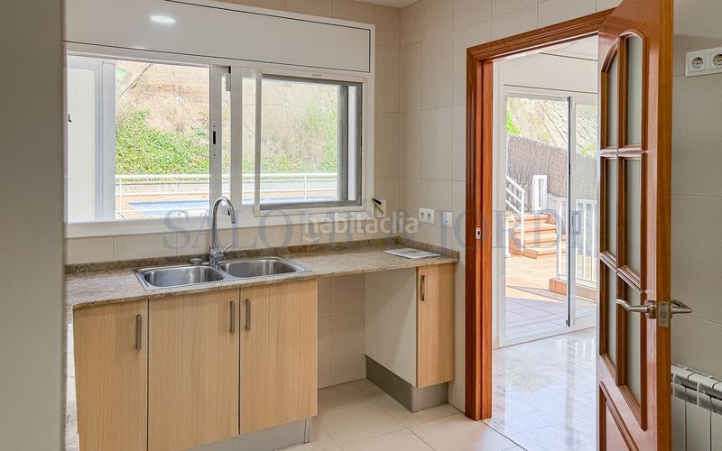 Foto 1cd75b2e-f235-44ba-b966-2bc9ac20072b. Casa aparellada amb xemeneia calefacció aparcament piscina a Argentona