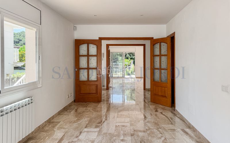 Foto 21c17a14-8ef5-44b0-a7aa-089c2b339f7d. Casa aparellada amb xemeneia calefacció aparcament piscina a Argentona