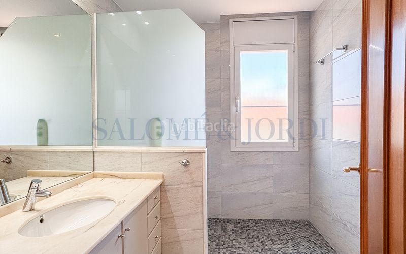 Foto 295789c0-5b35-4a60-9aba-6ce4fff182bb. Casa aparellada amb xemeneia calefacció aparcament piscina a Argentona