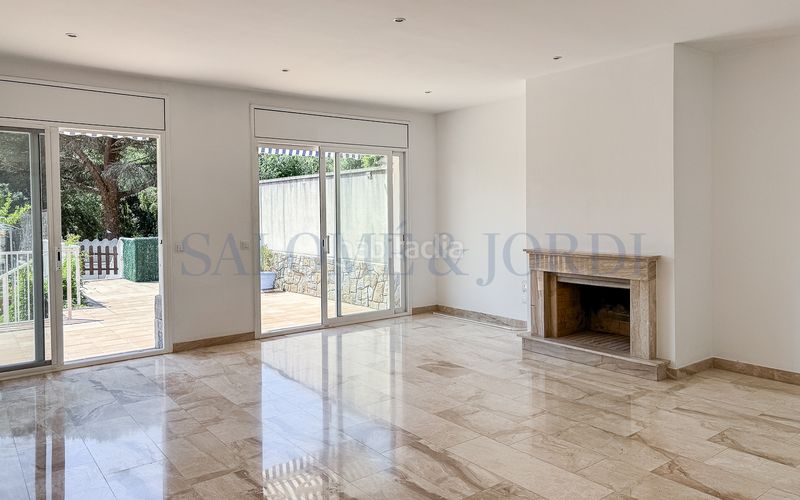 Foto 509e7082-f1a4-4431-ba01-e4b7341f53fa. Casa aparellada amb xemeneia calefacció aparcament piscina a Argentona