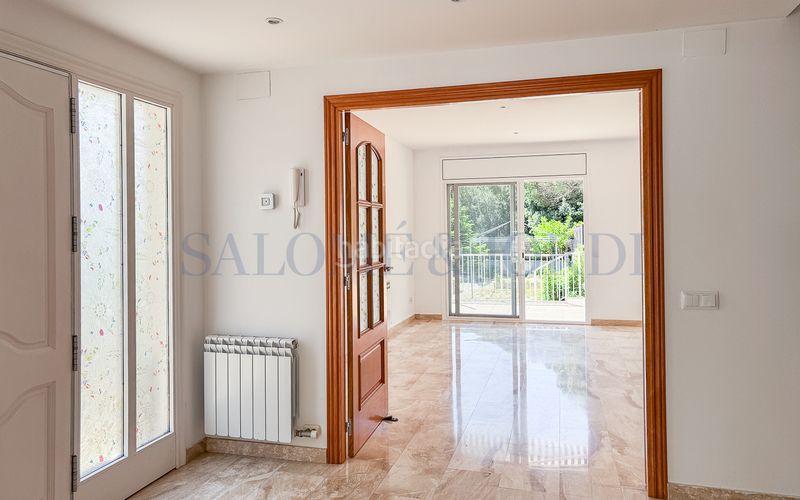 Foto 59d85fef-70a7-4a04-96b7-0f749f15c3a7. Casa aparellada amb xemeneia calefacció aparcament piscina a Argentona