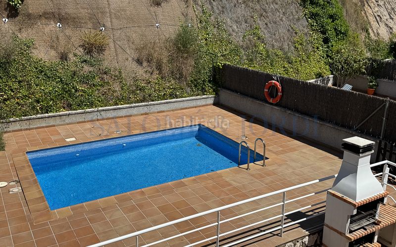 Foto 60b67b1b-6023-4407-b52a-00d749c4a7ab. Casa aparellada amb xemeneia calefacció aparcament piscina a Argentona