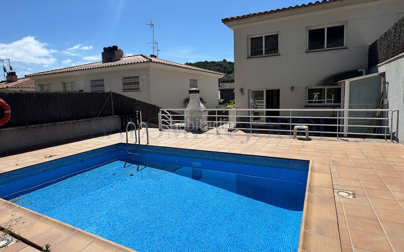Foto 6bd7d025-f6d8-4eaf-b99f-54fb66ded906. Casa aparellada amb xemeneia calefacció aparcament piscina a Argentona