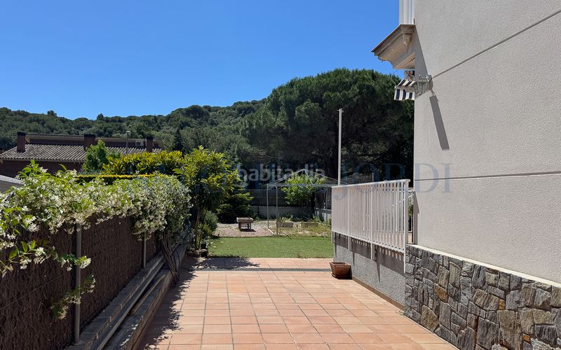 Foto 901af51e-71d8-484c-8a19-e0ac526fae92. Casa aparellada amb xemeneia calefacció aparcament piscina a Argentona