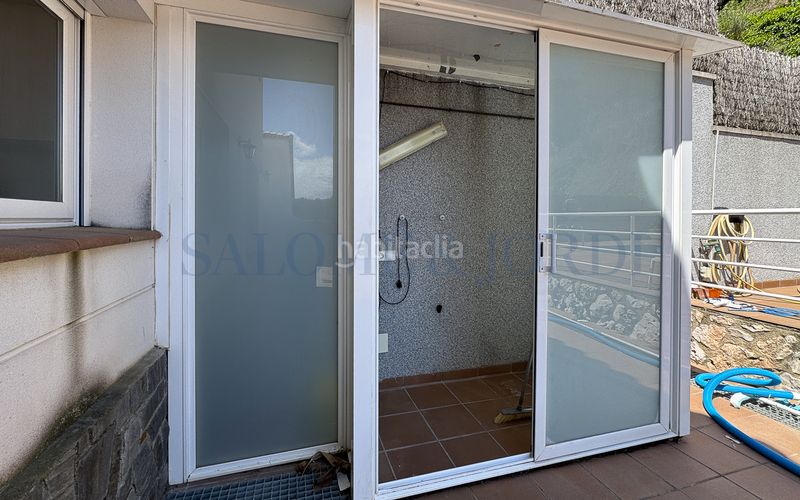 Foto 98cdc86d-0fac-4f87-a029-a13ea5646c02. Casa aparellada amb xemeneia calefacció aparcament piscina a Argentona