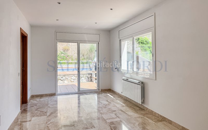 Foto 9e9a1a69-6ab4-4f8d-b524-931221847116. Casa aparellada amb xemeneia calefacció aparcament piscina a Argentona