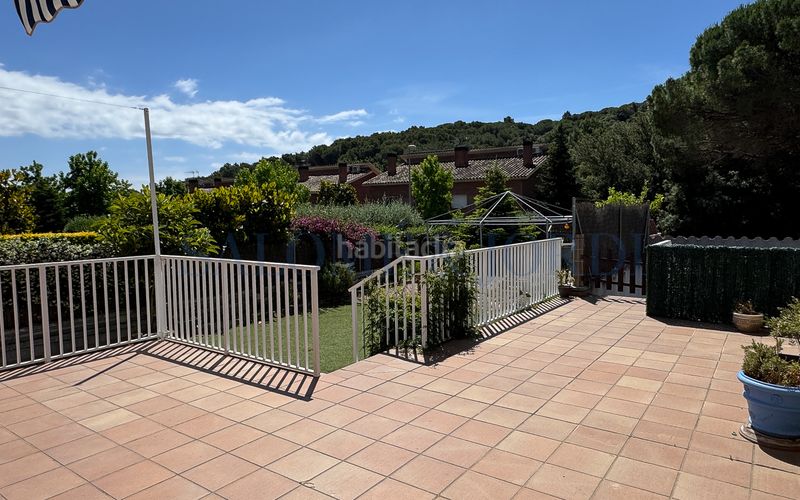 Foto a6eb9f8d-dd18-47ec-9783-a6805ab8084e. Casa aparellada amb xemeneia calefacció aparcament piscina a Argentona