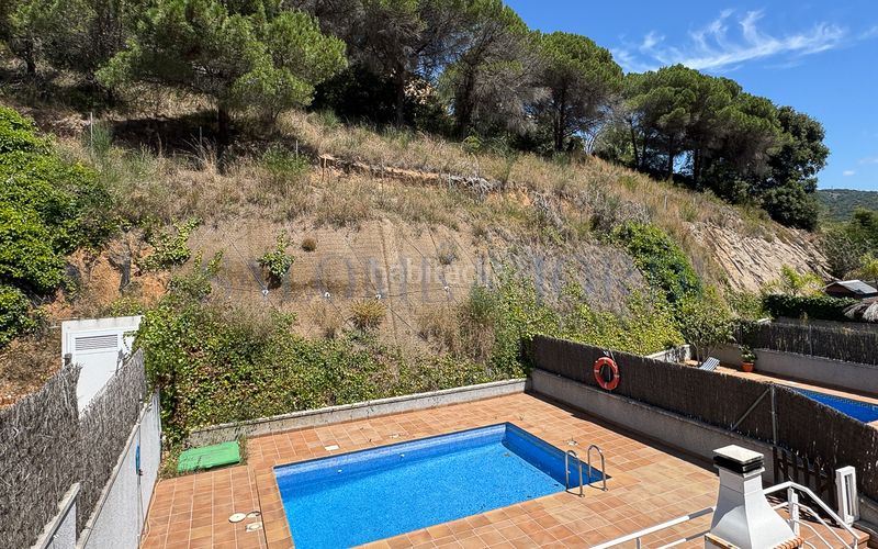 Foto b36faaaa-27bd-4688-ac61-fb2a27896c1e. Casa aparellada amb xemeneia calefacció aparcament piscina a Argentona