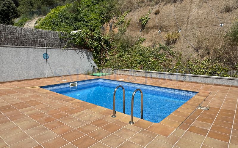 Foto b70c1bae-3d3a-43b7-81f1-ee96d606221e. Casa aparellada amb xemeneia calefacció aparcament piscina a Argentona