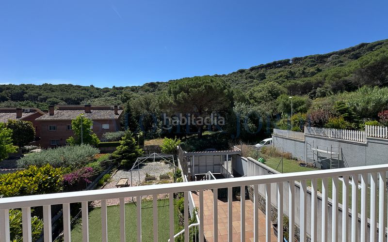 Foto b74c451a-0933-46a9-9417-423eff4ea757. Casa aparellada amb xemeneia calefacció aparcament piscina a Argentona