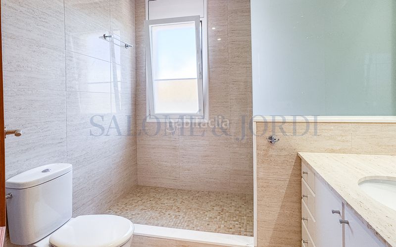 Foto be22abe2-ab0d-476a-89df-82c231fd9e1a. Casa aparellada amb xemeneia calefacció aparcament piscina a Argentona