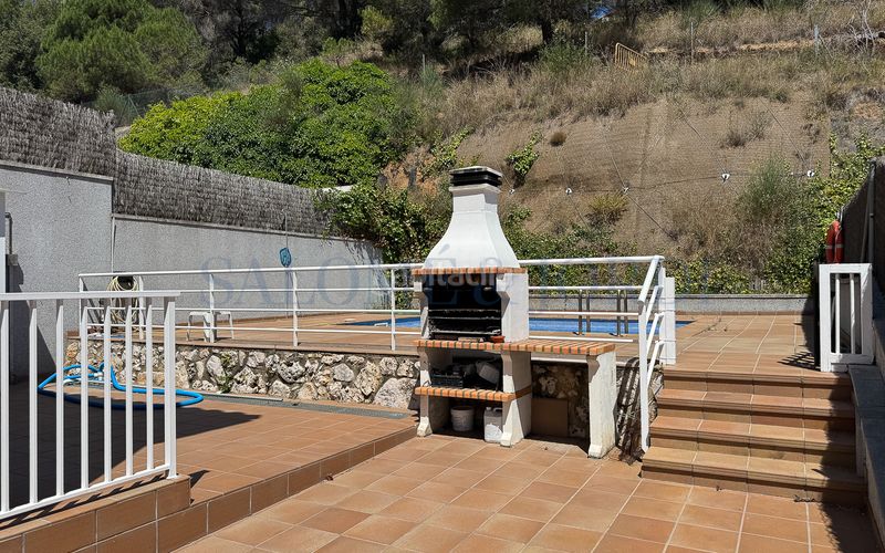 Foto bf8300bd-3f7c-47e1-a659-48d3c67d51a1. Casa aparellada amb xemeneia calefacció aparcament piscina a Argentona