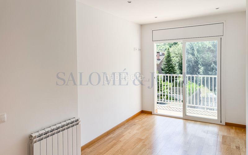 Foto cc37a0dd-a248-4bbd-b93d-a1e75daa6196. Casa aparellada amb xemeneia calefacció aparcament piscina a Argentona