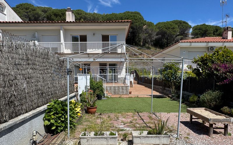 Foto d06f41e2-8fa5-46a9-aa88-b4a6a0453654. Casa aparellada amb xemeneia calefacció aparcament piscina a Argentona