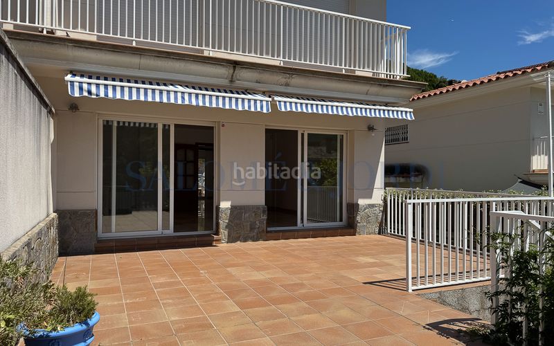 Foto dd24b8b7-2809-4a14-897b-ce244e2079f0. Casa aparellada amb xemeneia calefacció aparcament piscina a Argentona