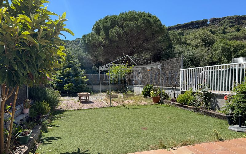 Foto df3a0ca4-c5fd-4bf8-84a2-c4b057b70457. Casa aparellada amb xemeneia calefacció aparcament piscina a Argentona