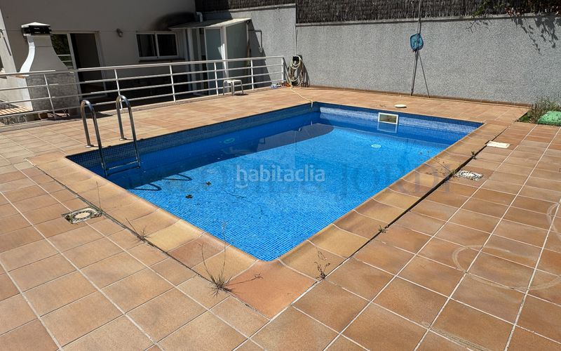 Foto dfcbbc9c-f9df-4f23-8560-123ae6b1071e. Casa aparellada amb xemeneia calefacció aparcament piscina a Argentona