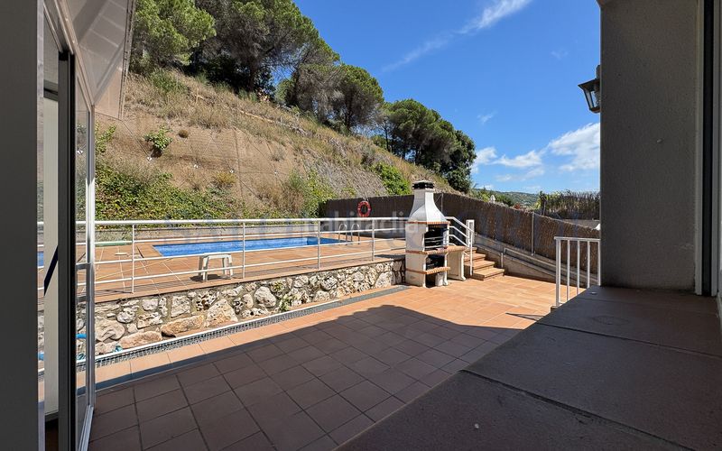 Foto e4c8fd2c-462d-49de-a4bc-8bc16aabe52c. Casa aparellada amb xemeneia calefacció aparcament piscina a Argentona