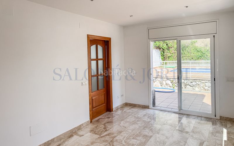 Foto ecdda1df-9d98-4556-90bd-6561ab05ec38. Casa aparellada amb xemeneia calefacció aparcament piscina a Argentona