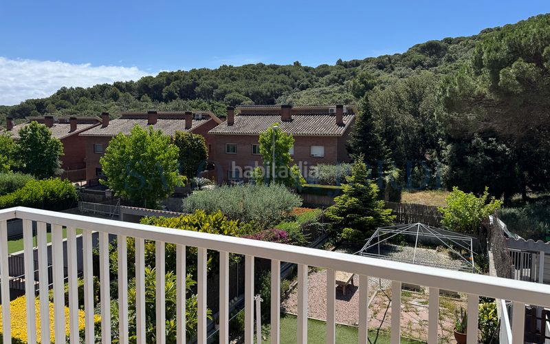 Foto fa93efb0-458e-45d6-862e-af83a0002ba6. Casa aparellada amb xemeneia calefacció aparcament piscina a Argentona