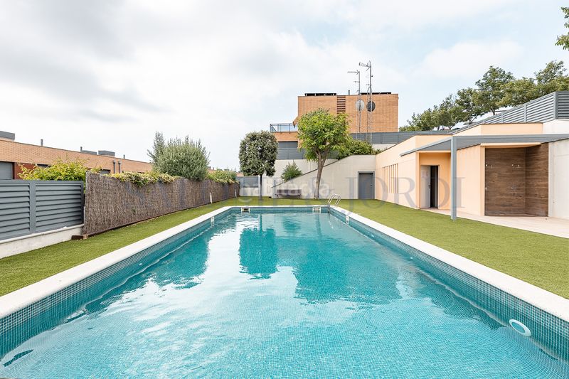 Foto 0a3259a5-a7dc-4e23-b6e3-972bb118cb78. Casa adossada amb xemeneia calefacció aparcament piscina a Cabrils