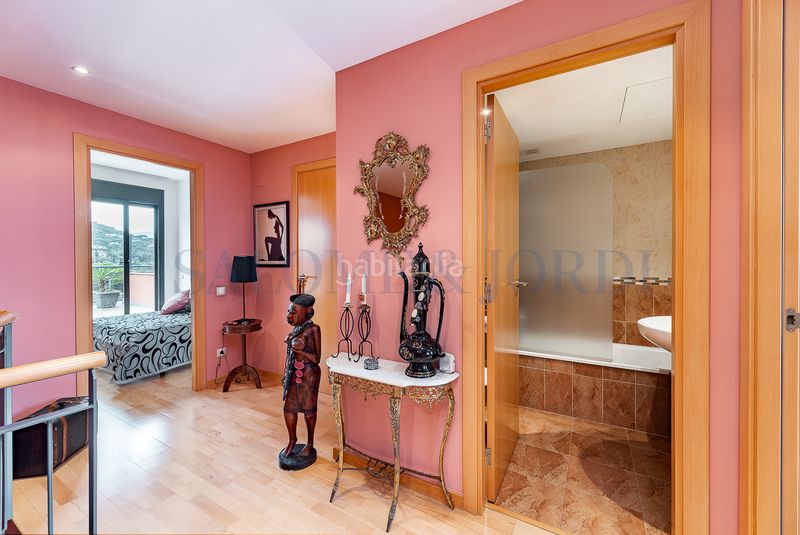 Foto d81263db-3fee-4a90-a746-b1735b8bc08f. Casa adossada amb xemeneia calefacció aparcament piscina a Cabrils