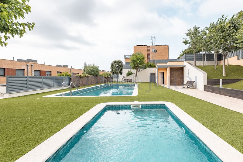 Foto df645900-3143-44c0-b064-dda8fe184eb8. Casa adossada amb xemeneia calefacció aparcament piscina a Cabrils