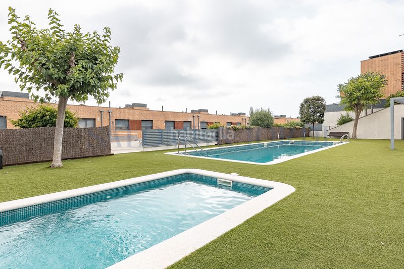 Foto e78afb21-f6dc-4302-a3f6-9a39111e3b28. Casa adossada amb xemeneia calefacció aparcament piscina a Cabrils