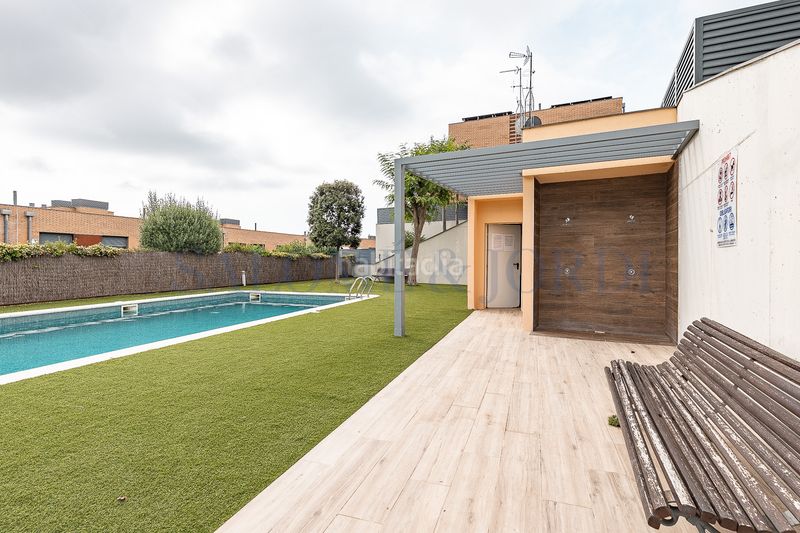 Foto f3ca7dfb-d45a-4d70-862d-748bdb13d8a7. Casa adossada amb xemeneia calefacció aparcament piscina a Cabrils