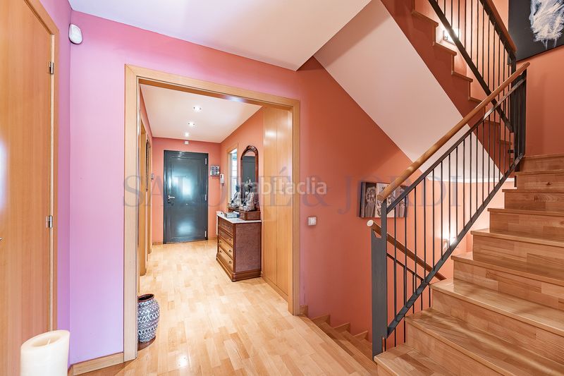 Foto f59dbbbe-eb75-4dfb-a947-81faf8a92640. Casa adossada amb xemeneia calefacció aparcament piscina a Cabrils
