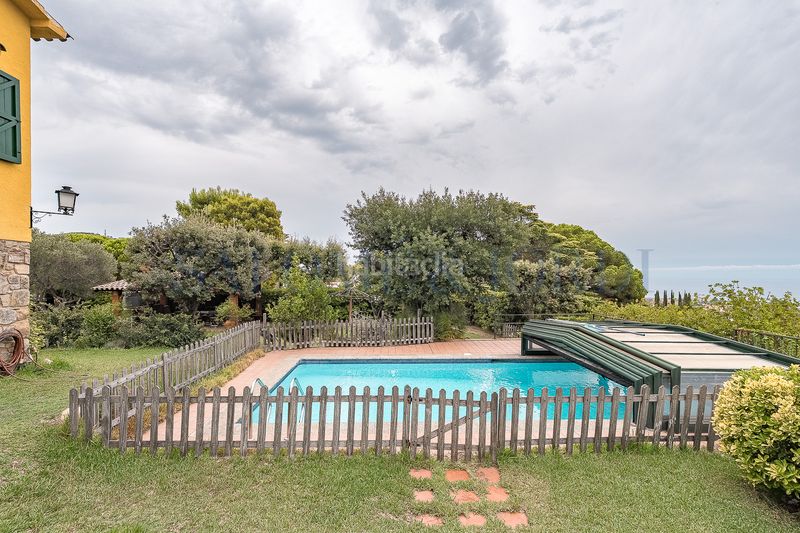 Foto a45ec0ef-0d78-4259-b123-504d33c96870. Chalet con camino riscaldamento parcheggio piscina in Vilassar de Dalt
