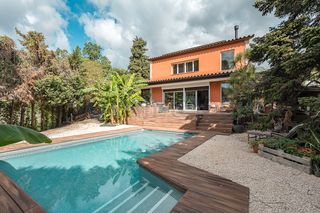 Casa in Cabrils. Casa unifamiliar singular en cabrils con jardín, parcela plana,