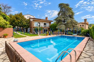 Haus  Carrer catalunya. Fantástica casa con una gran parcela llana, piscina, jardines, v
