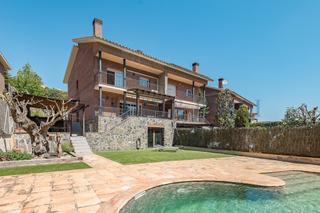 Casa aparellada a Nucli Urbà. Casa pareada con jardin y piscina privada