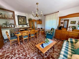 Casa  Valdezarza. Amplia casa de 3 dormitorios y 2 baños en un terreno de 630 m. j