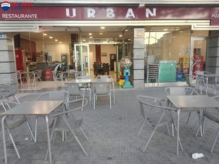 Lloguer Local Comercial a Gran Via de Colom. Restaurantepizzería totalmente equipado en ubicación estratégica