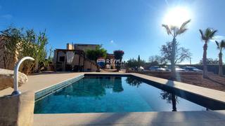 Casa  Poligon 6 rustega. Finca rústica autosuficiente en campos con piscina, vistas al ma