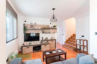 Casa aparellada a Álora. Casa en venta en álora